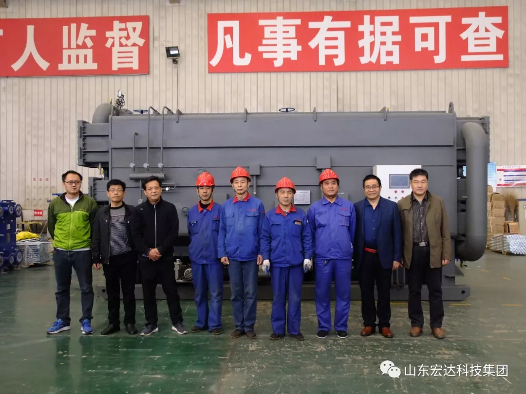 华体平台_华体（中国）张总与新产品研制小组合影