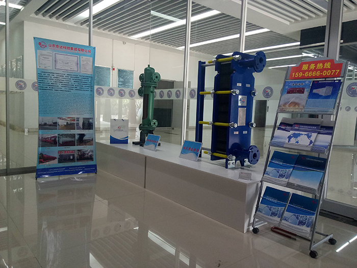 王忠林书记到华体平台_华体（中国）集团展位观展