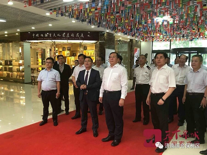 王忠林书记到华体平台_华体（中国）集团展位观展