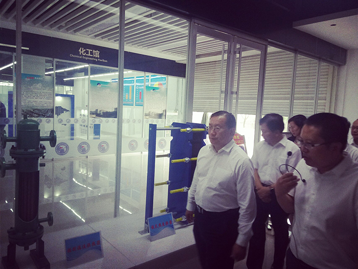 王忠林书记到华体平台_华体（中国）集团展位观展