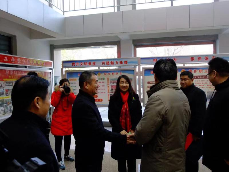 济南市总工会常务副主席傅金峰到华体平台_华体（中国）集团走访慰问