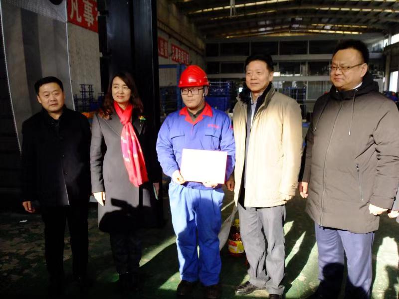济南市总工会常务副主席傅金峰到华体平台_华体（中国）集团走访慰问