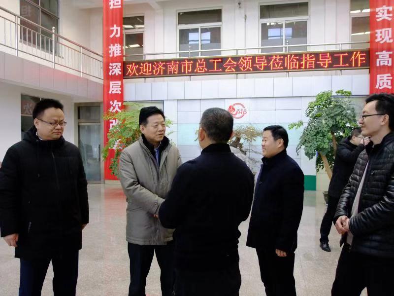 区工会副主席李爱国，华体平台_华体（中国）集团袁洪彬、孟祥利共同参加活动。