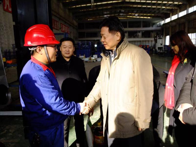 济南市总工会常务副主席傅金峰到华体平台_华体（中国）集团走访慰问