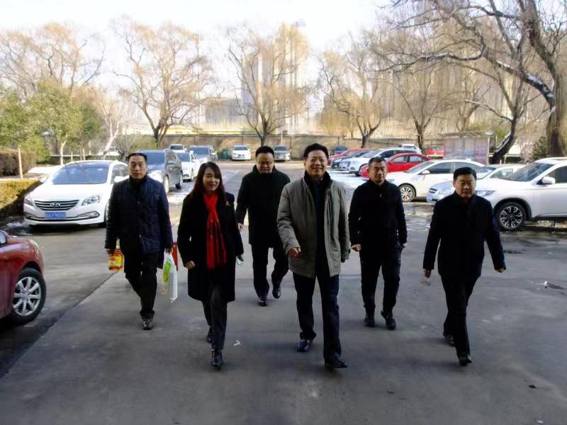济南市总工会常务副主席傅金峰到华体平台_华体（中国）集团走访慰问