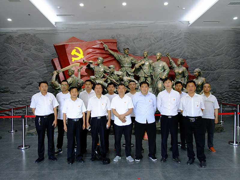 让党旗高高飘扬---华体平台_华体（中国）集团党员参观大峰山红色教育基地活动