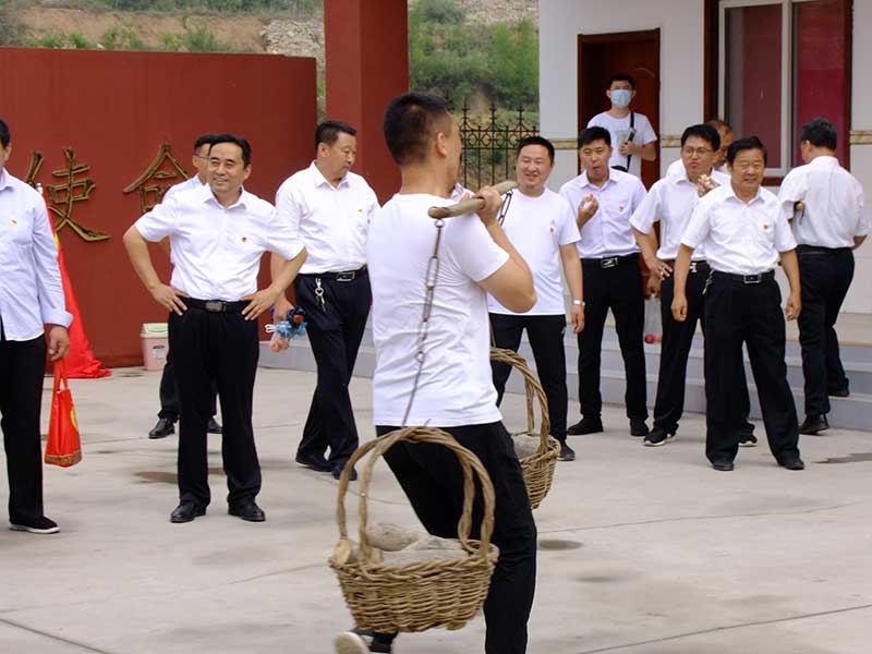 让党旗高高飘扬---华体平台_华体（中国）集团党员参观大峰山红色教育基地活动