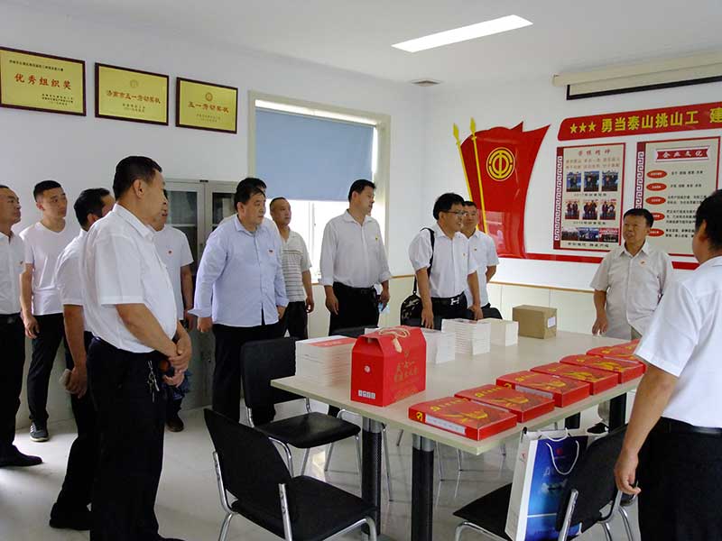 让党旗高高飘扬---华体平台_华体（中国）集团党员参观大峰山红色教育基地活动